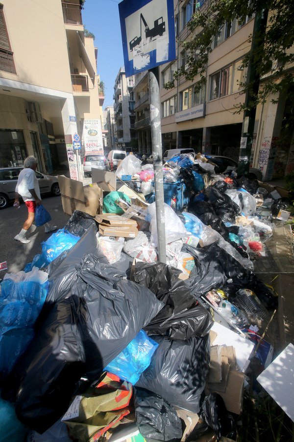 «Βουνά» τα σκουπίδια στην Αθήνα -Βρόμα, δυσωδία, αποπνικτική κατάσταση [εικόνες] | iefimerida.gr 3