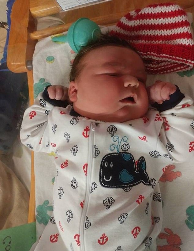 Mωρό-γίγας στην Ιντιάνα: Βάρους 7,5 κιλών και ύψους 62 εκατοστών [εικόνες] | iefimerida.gr 1