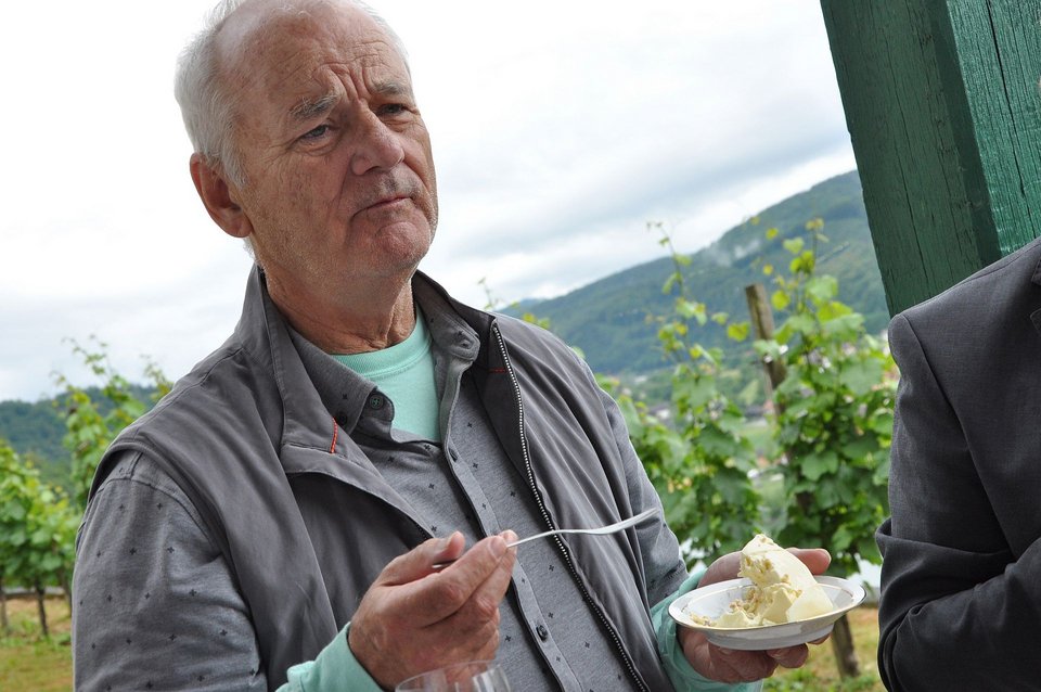 Ο Μπιλ Μάρεϊ «τεστάρει» τη Σλοβενία -Εφαγε ποτίτσα και τούρτα Μελάνια [εικόνες & βίντεο]  | iefimerida.gr 1