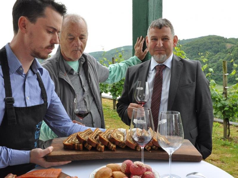 Ο Μπιλ Μάρεϊ «τεστάρει» τη Σλοβενία -Εφαγε ποτίτσα και τούρτα Μελάνια [εικόνες & βίντεο]  | iefimerida.gr 0