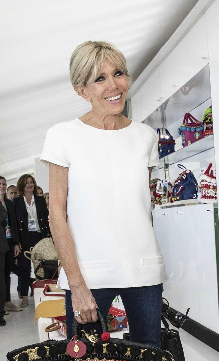 «Λύσσα» με την Μπριζίτ Μακρόν: Ανάρπαστο το μπλουζάκι με το όνομά της [εικόνες] | iefimerida.gr 2