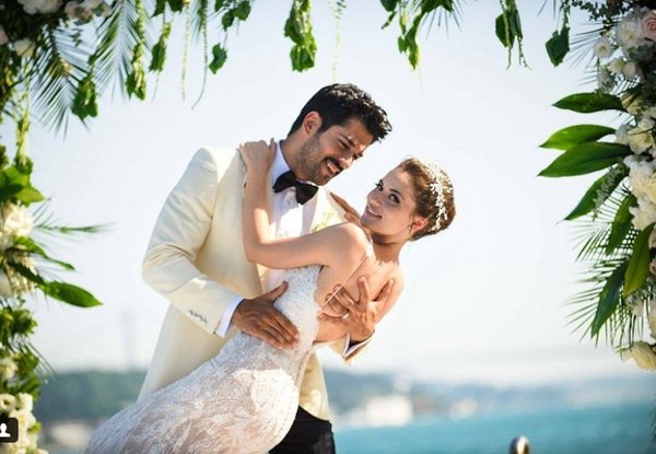 Παντρεύτηκε ο «Κεμάλ» του «Kara Sevda»- Ο χλιδάτος γάμος και η πεντάμορφη νύφη [εικόνες] | iefimerida.gr 4