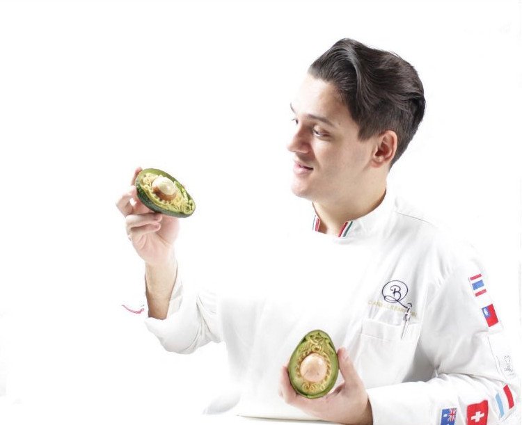 Απίστευτος σεφ «κεντάει» λαχανικά και φρούτα -Τέχνη με καρπούζι και μπρόκολο [εικόνες]  | iefimerida.gr 3