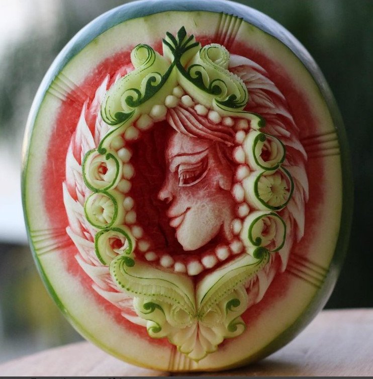 Απίστευτος σεφ «κεντάει» λαχανικά και φρούτα -Τέχνη με καρπούζι και μπρόκολο [εικόνες]  | iefimerida.gr 1