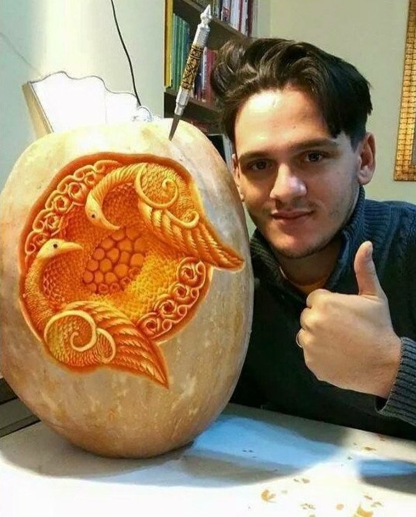 Απίστευτος σεφ «κεντάει» λαχανικά και φρούτα -Τέχνη με καρπούζι και μπρόκολο [εικόνες]  | iefimerida.gr 0