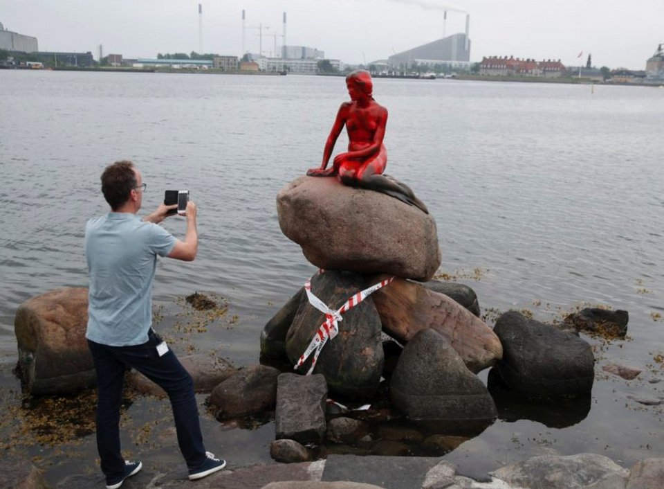 Εριξαν και πάλι μπογιές στην εμβληματική γοργόνα της Κοπεγχάγης [εικόνες]   | iefimerida.gr 0