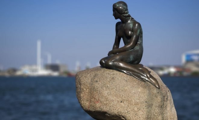 Εριξαν και πάλι μπογιές στην εμβληματική γοργόνα της Κοπεγχάγης [εικόνες]   | iefimerida.gr 2