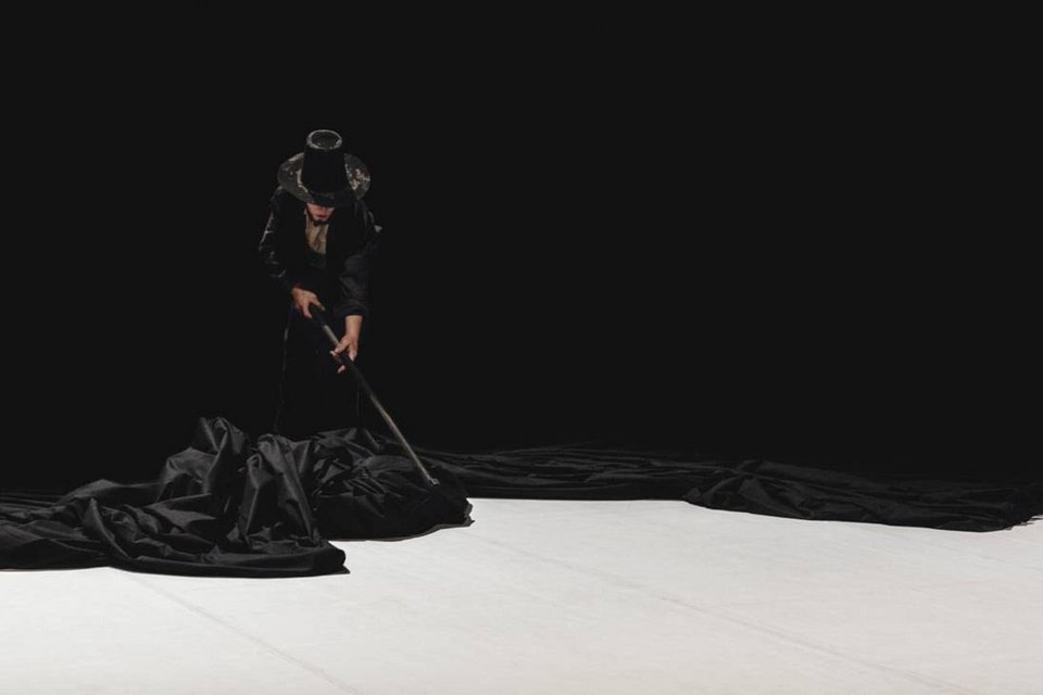 Η νέα προκλητική παράσταση του Ρομέο Καστελούτσι στο Φεστιβάλ Αθηνών [εικόνες & βίντεο] | iefimerida.gr 0