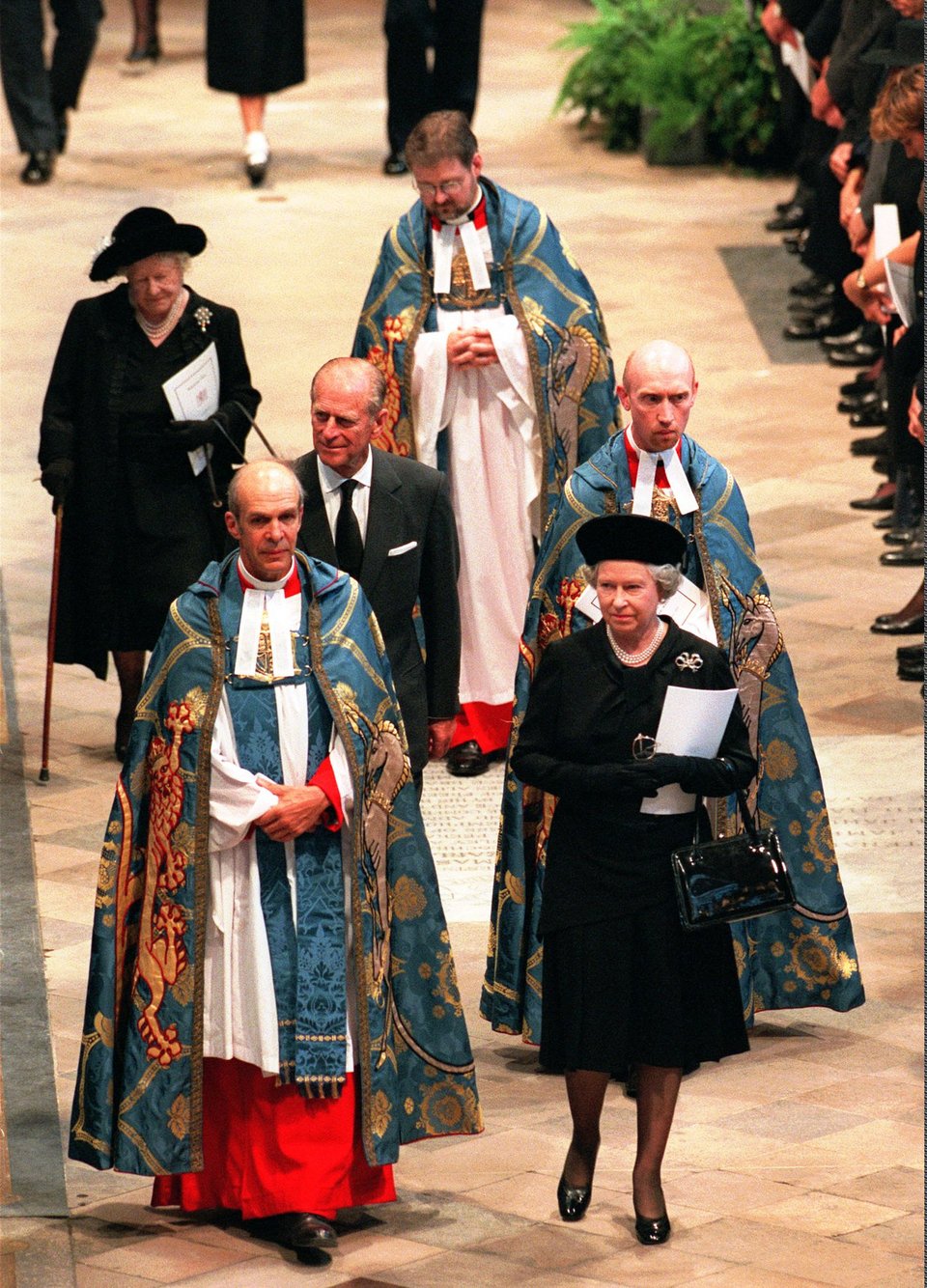 Η ασυνήθιστη κίνηση της Ελισάβετ στην κηδεία της Νταϊάνα -Δεν το περίμενε κανείς [gif & εικόνες] | iefimerida.gr 4