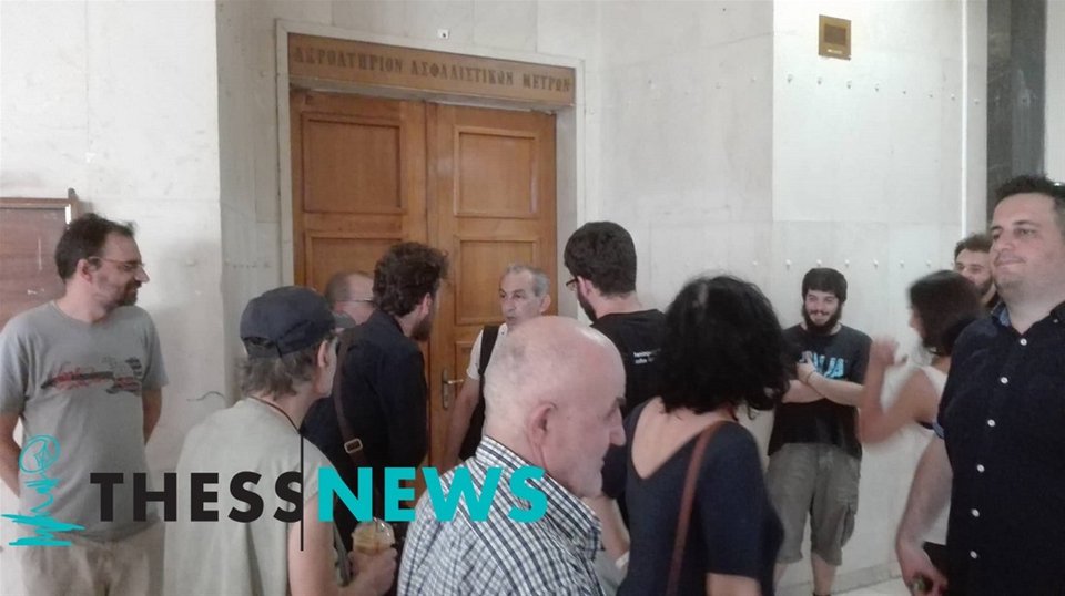 Θεσσαλονίκη: Εφοδος στο Δικαστικό Μέγαρο για τους πλειστηριασμούς- Φυγαδεύτηκε η συμβολαιογράφος [εικόνες & βίντεο] | iefimerida.gr 1