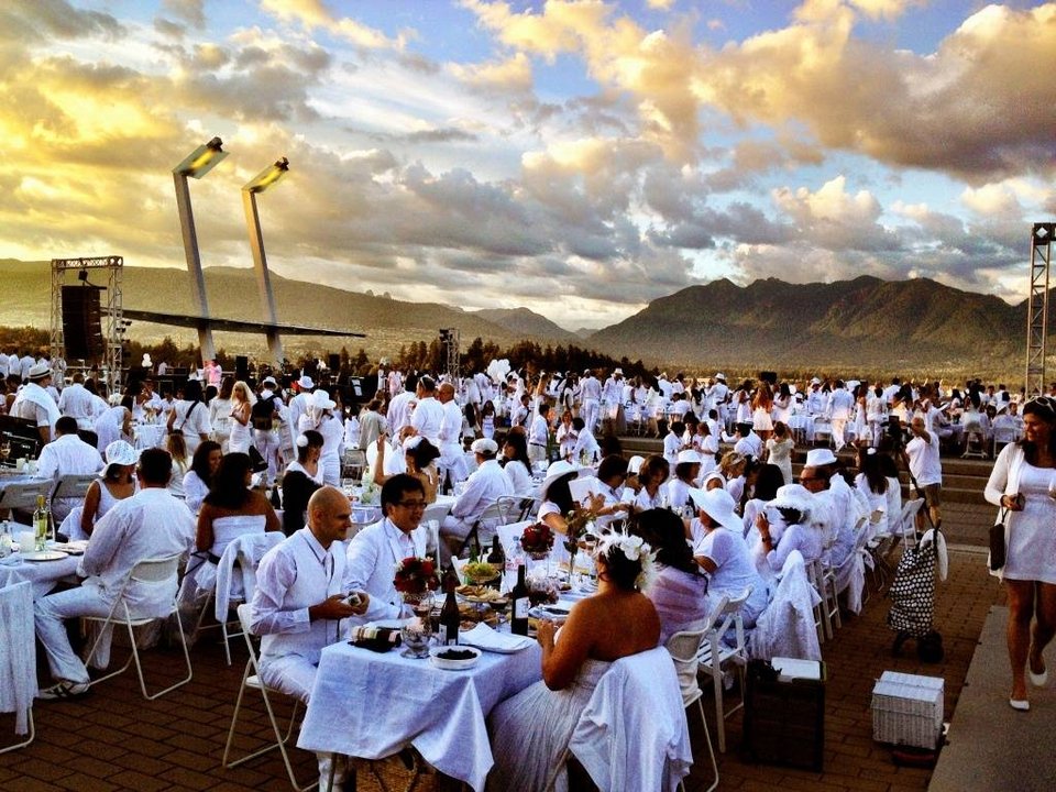 «Δείπνο στα λευκά» -Μια υπέροχη γαλλική συνήθεια, με χλιδή και κηροπήγια, στο κέντρο του Παρισιού [εικόνες] | iefimerida.gr 13