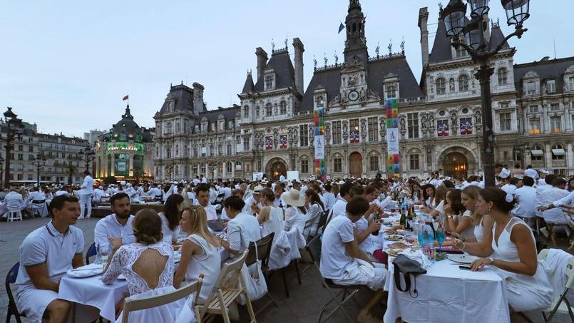 «Δείπνο στα λευκά» -Μια υπέροχη γαλλική συνήθεια, με χλιδή και κηροπήγια, στο κέντρο του Παρισιού [εικόνες] | iefimerida.gr 0