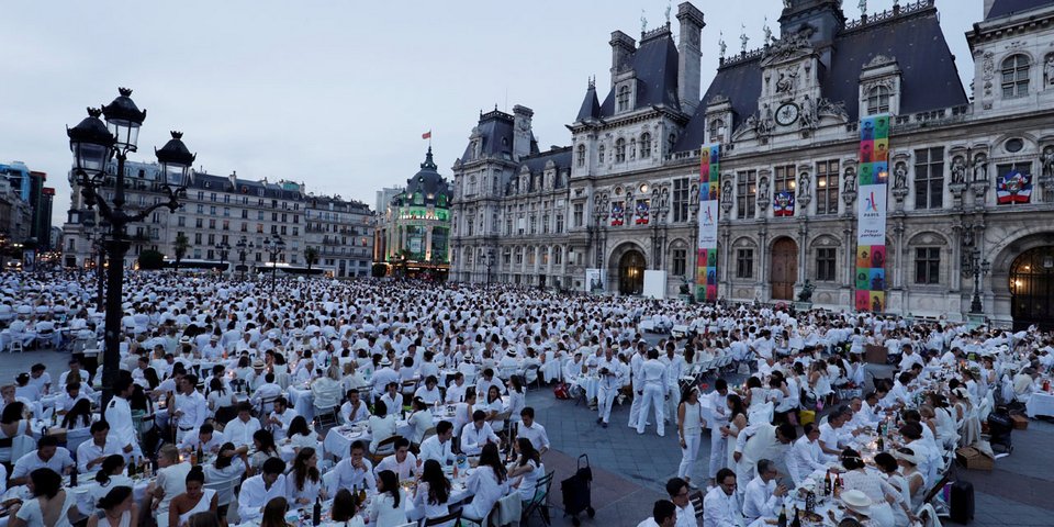 «Δείπνο στα λευκά» -Μια υπέροχη γαλλική συνήθεια, με χλιδή και κηροπήγια, στο κέντρο του Παρισιού [εικόνες] | iefimerida.gr 1
