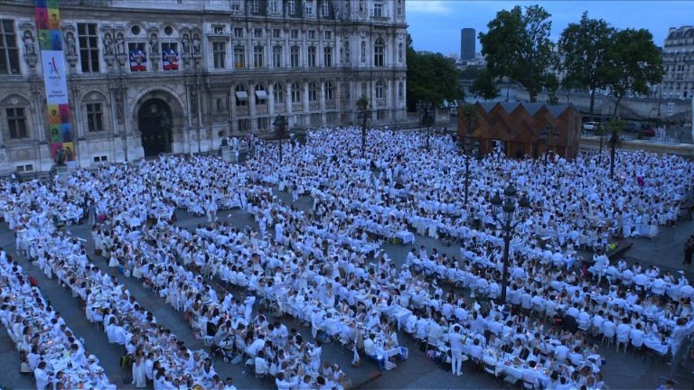 «Δείπνο στα λευκά» -Μια υπέροχη γαλλική συνήθεια, με χλιδή και κηροπήγια, στο κέντρο του Παρισιού [εικόνες] | iefimerida.gr 2