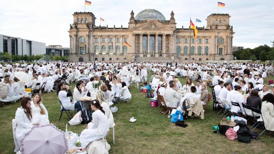 «Δείπνο στα λευκά» -Μια υπέροχη γαλλική συνήθεια, με χλιδή και κηροπήγια, στο κέντρο του Παρισιού [εικόνες] | iefimerida.gr 10