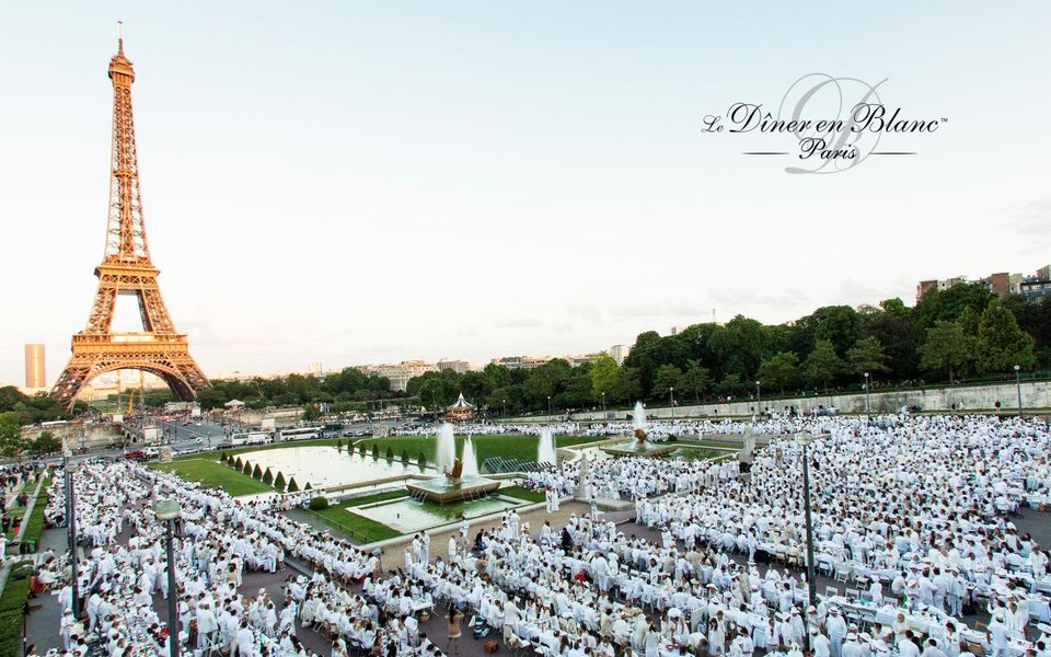 «Δείπνο στα λευκά» -Μια υπέροχη γαλλική συνήθεια, με χλιδή και κηροπήγια, στο κέντρο του Παρισιού [εικόνες] | iefimerida.gr 12