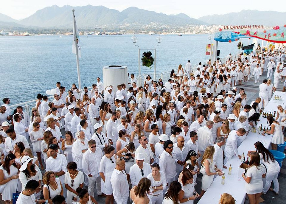 «Δείπνο στα λευκά» -Μια υπέροχη γαλλική συνήθεια, με χλιδή και κηροπήγια, στο κέντρο του Παρισιού [εικόνες] | iefimerida.gr 14