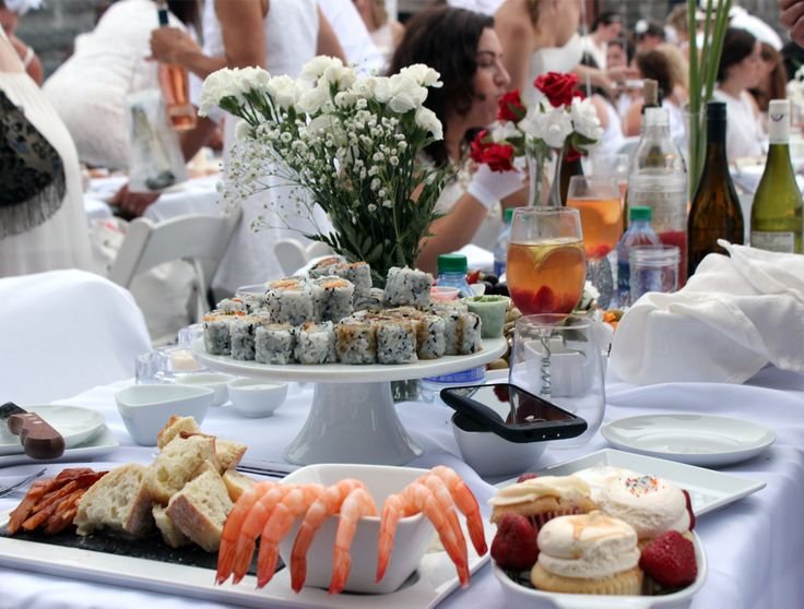 «Δείπνο στα λευκά» -Μια υπέροχη γαλλική συνήθεια, με χλιδή και κηροπήγια, στο κέντρο του Παρισιού [εικόνες] | iefimerida.gr 15