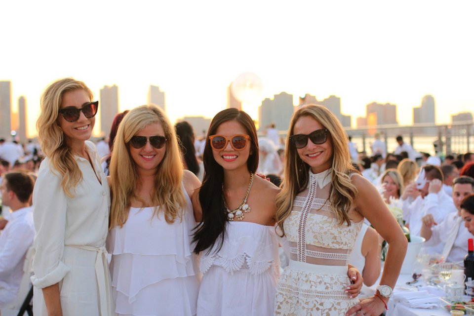 «Δείπνο στα λευκά» -Μια υπέροχη γαλλική συνήθεια, με χλιδή και κηροπήγια, στο κέντρο του Παρισιού [εικόνες] | iefimerida.gr 16