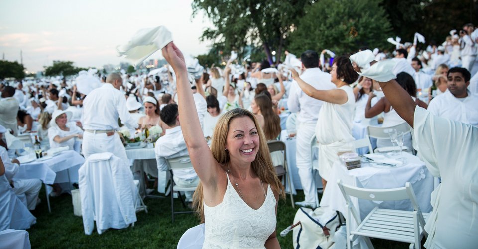 «Δείπνο στα λευκά» -Μια υπέροχη γαλλική συνήθεια, με χλιδή και κηροπήγια, στο κέντρο του Παρισιού [εικόνες] | iefimerida.gr 17