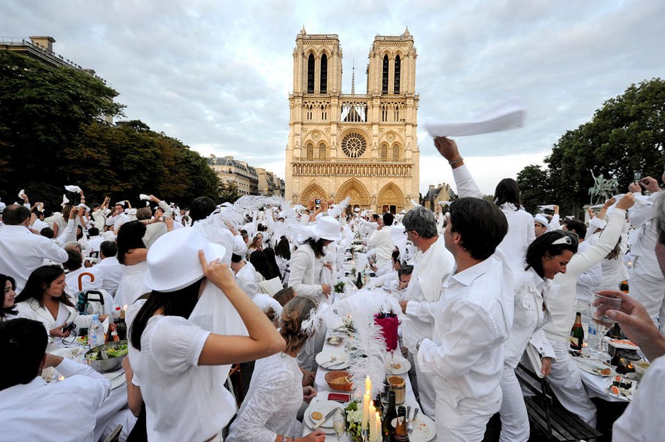 «Δείπνο στα λευκά» -Μια υπέροχη γαλλική συνήθεια, με χλιδή και κηροπήγια, στο κέντρο του Παρισιού [εικόνες] | iefimerida.gr 18