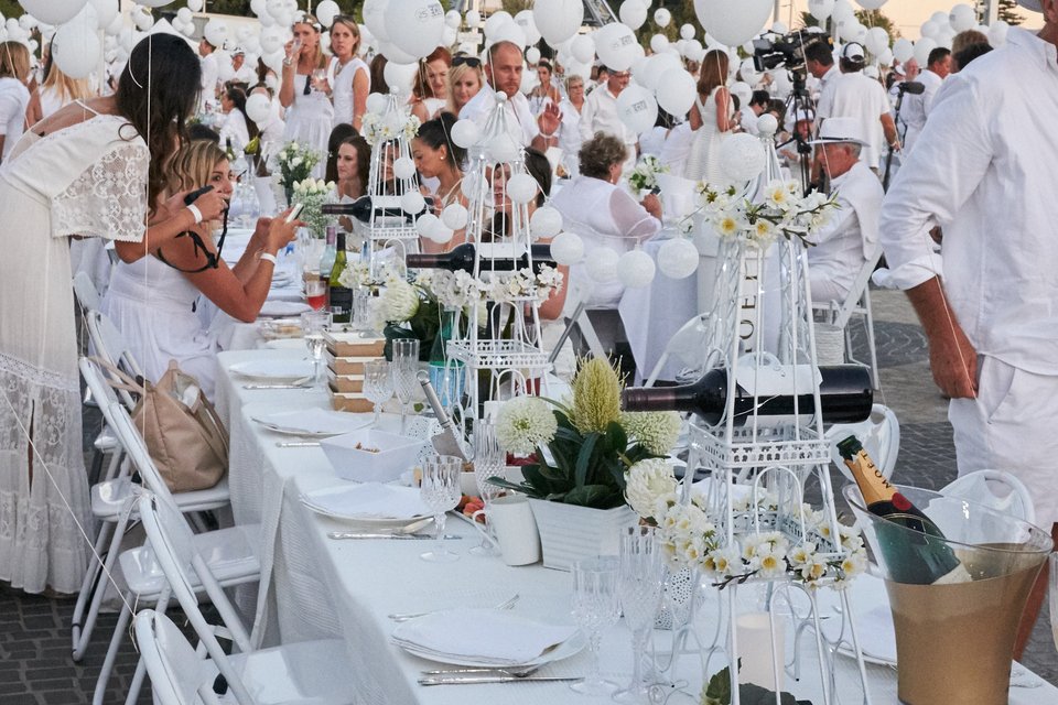 «Δείπνο στα λευκά» -Μια υπέροχη γαλλική συνήθεια, με χλιδή και κηροπήγια, στο κέντρο του Παρισιού [εικόνες] | iefimerida.gr 19