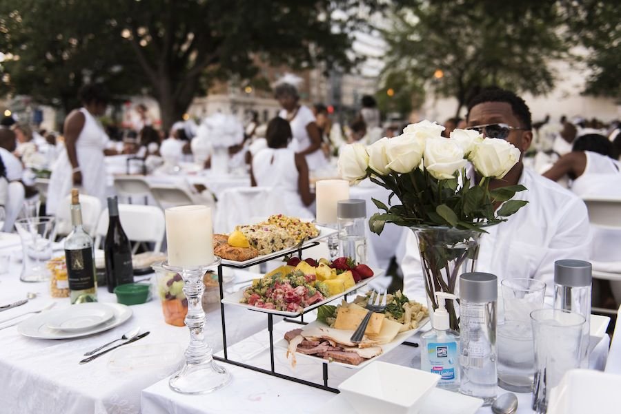 «Δείπνο στα λευκά» -Μια υπέροχη γαλλική συνήθεια, με χλιδή και κηροπήγια, στο κέντρο του Παρισιού [εικόνες] | iefimerida.gr 3