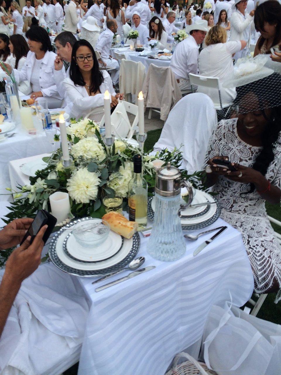 «Δείπνο στα λευκά» -Μια υπέροχη γαλλική συνήθεια, με χλιδή και κηροπήγια, στο κέντρο του Παρισιού [εικόνες] | iefimerida.gr 4