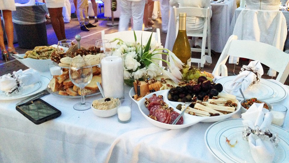 «Δείπνο στα λευκά» -Μια υπέροχη γαλλική συνήθεια, με χλιδή και κηροπήγια, στο κέντρο του Παρισιού [εικόνες] | iefimerida.gr 8