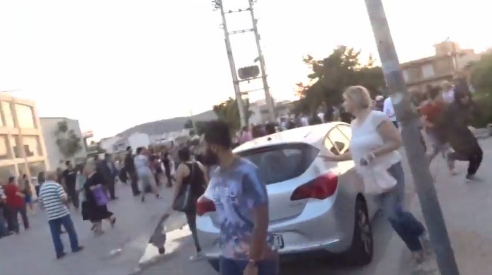 Επεισόδια στο Μενίδι, κουκουλοφόροι πέταξαν μολότοφ, έσπασαν καταστήματα [εικόνες] | iefimerida.gr 2