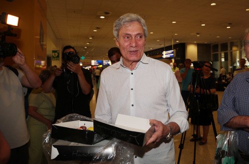 Στην Αθήνα η Σάρα Εσκενάζυ -Με παστίτσιο την υποδέχτηκε ο μπαμπάς της [εικόνες] | iefimerida.gr 0