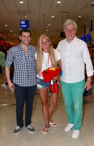 Στην Αθήνα η Σάρα Εσκενάζυ -Με παστίτσιο την υποδέχτηκε ο μπαμπάς της [εικόνες] | iefimerida.gr 5