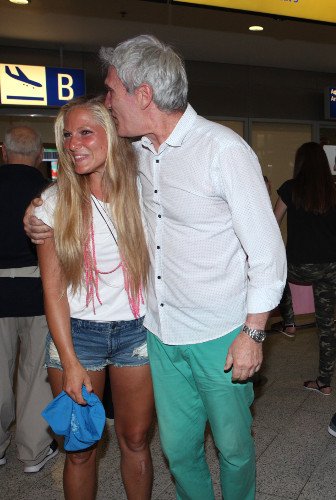 Στην Αθήνα η Σάρα Εσκενάζυ -Με παστίτσιο την υποδέχτηκε ο μπαμπάς της [εικόνες] | iefimerida.gr 6