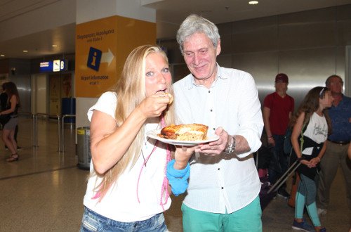 Στην Αθήνα η Σάρα Εσκενάζυ -Με παστίτσιο την υποδέχτηκε ο μπαμπάς της [εικόνες] | iefimerida.gr 1