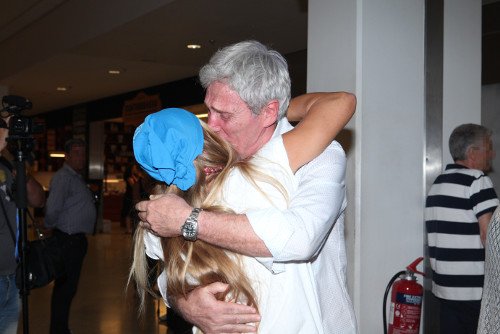 Στην Αθήνα η Σάρα Εσκενάζυ -Με παστίτσιο την υποδέχτηκε ο μπαμπάς της [εικόνες] | iefimerida.gr 2