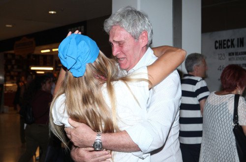 Στην Αθήνα η Σάρα Εσκενάζυ -Με παστίτσιο την υποδέχτηκε ο μπαμπάς της [εικόνες] | iefimerida.gr 3