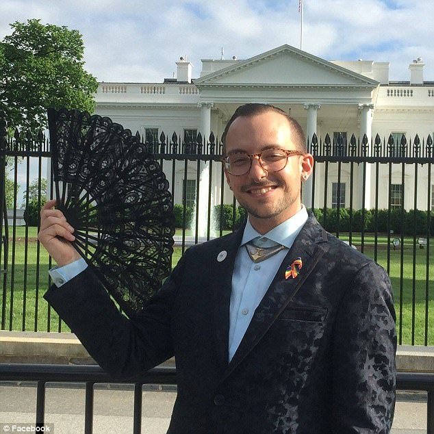 Viral o Eλληνας ομοφυλόφιλος καθηγητής που πόζαρε δίπλα στον Τραμπ με τη βεντάλια του [εικόνες] | iefimerida.gr 1