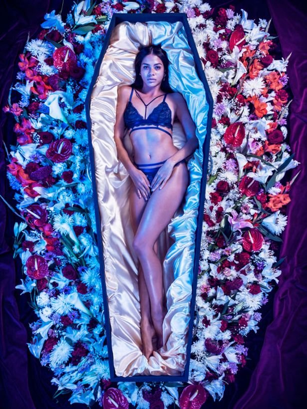 Η πιο μακάβρια ιδέα οίκου μόδας - Σχεδιάζουν στιλάτα ρούχα για... νεκρούς [εικόνες] | iefimerida.gr 0