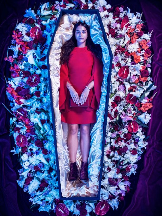 Η πιο μακάβρια ιδέα οίκου μόδας - Σχεδιάζουν στιλάτα ρούχα για... νεκρούς [εικόνες] | iefimerida.gr 1