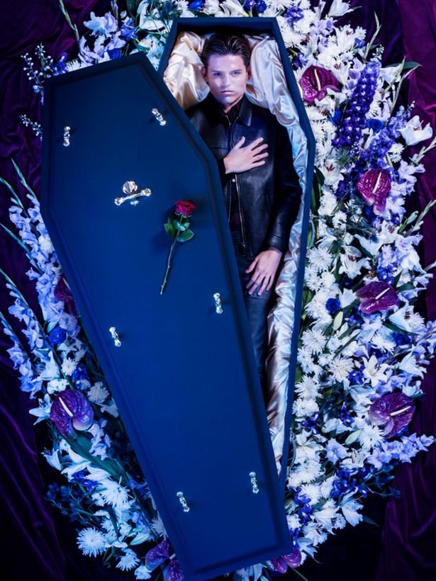 Η πιο μακάβρια ιδέα οίκου μόδας - Σχεδιάζουν στιλάτα ρούχα για... νεκρούς [εικόνες] | iefimerida.gr 2