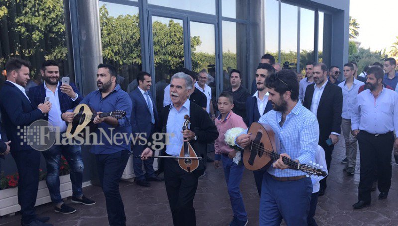 Επικός γάμος στην Κρήτη: 13 κουμπάροι και 13 νονοί -Ασλανίδου, Βέρτης ανάμεσά τους [εικόνες & βίντεο] | iefimerida.gr 0