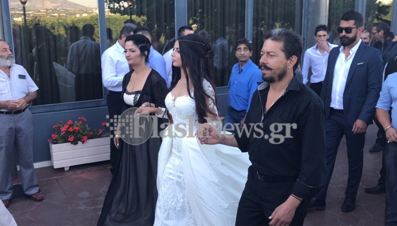 Επικός γάμος στην Κρήτη: 13 κουμπάροι και 13 νονοί -Ασλανίδου, Βέρτης ανάμεσά τους [εικόνες & βίντεο] | iefimerida.gr 1