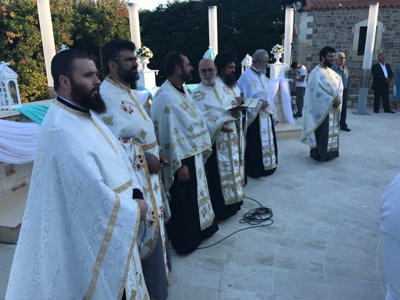 Επικός γάμος στην Κρήτη: 13 κουμπάροι και 13 νονοί -Ασλανίδου, Βέρτης ανάμεσά τους [εικόνες & βίντεο] | iefimerida.gr 3