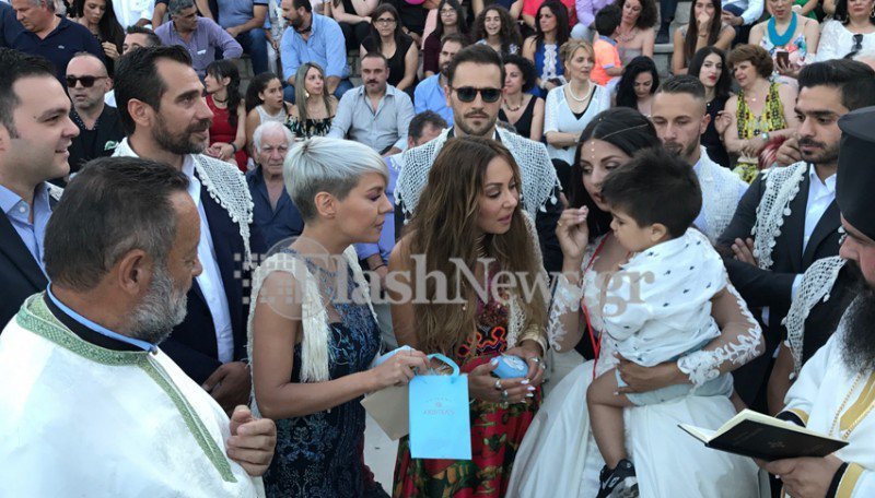 Επικός γάμος στην Κρήτη: 13 κουμπάροι και 13 νονοί -Ασλανίδου, Βέρτης ανάμεσά τους [εικόνες & βίντεο] | iefimerida.gr 4