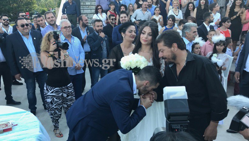 Επικός γάμος στην Κρήτη: 13 κουμπάροι και 13 νονοί -Ασλανίδου, Βέρτης ανάμεσά τους [εικόνες & βίντεο] | iefimerida.gr 2