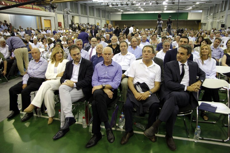 Συνέδριο ΔΗΣΥ: Η Φώφη στα λευκά, ο ΓΑΠ ξυρισμένος, η Βάσω Παπανδρέου με ξανθιά φράντζα [εικόνες]  | iefimerida.gr 9