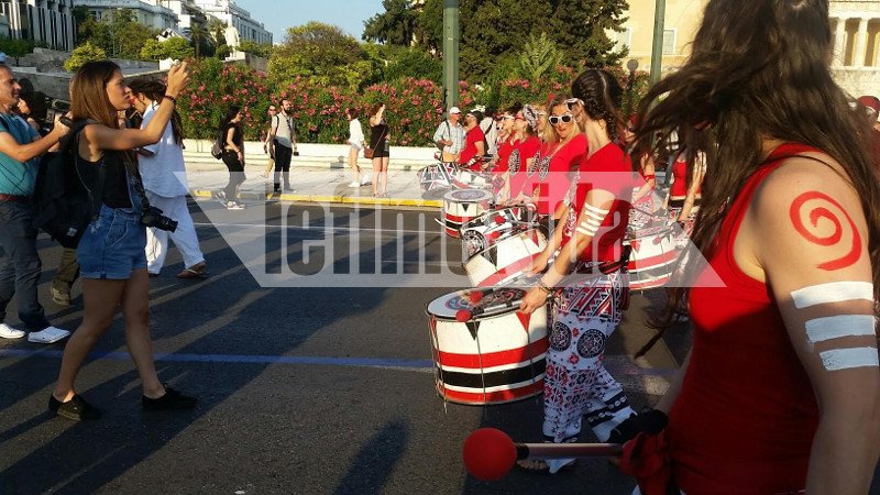 Παρέλαση του Gay Pride έξω από τη Βουλή -Παρόντες Τσακαλώτος, Φίλης, Καρανίκας και Ζωή [εικόνες] | iefimerida.gr 6