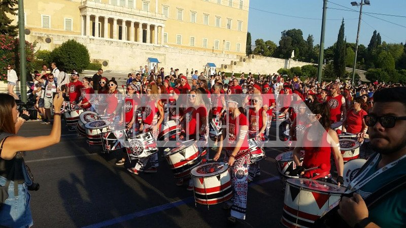 Παρέλαση του Gay Pride έξω από τη Βουλή -Παρόντες Τσακαλώτος, Φίλης, Καρανίκας και Ζωή [εικόνες] | iefimerida.gr 7
