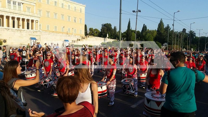 Παρέλαση του Gay Pride έξω από τη Βουλή -Παρόντες Τσακαλώτος, Φίλης, Καρανίκας και Ζωή [εικόνες] | iefimerida.gr 8