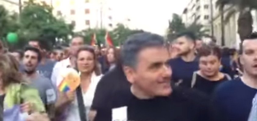 Παρέλαση του Gay Pride έξω από τη Βουλή -Παρόντες Τσακαλώτος, Φίλης, Καρανίκας και Ζωή [εικόνες] | iefimerida.gr 2